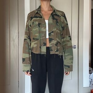 CROPPED CAMO SHIRT JACKET